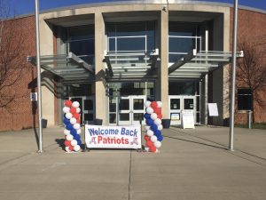 A banner and balloon columns welcome back ninth grade students on March 10.